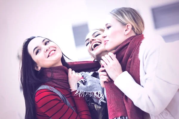 A fare shopping. Tre belle ragazze divertenti in una boutique — Foto Stock