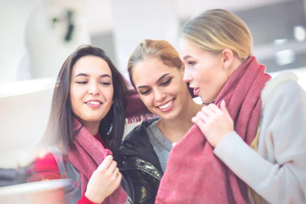 A fare shopping. Tre belle ragazze divertenti in una boutique — Foto Stock