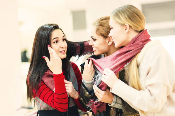 A fare shopping. Tre belle ragazze divertenti in una boutique — Foto Stock