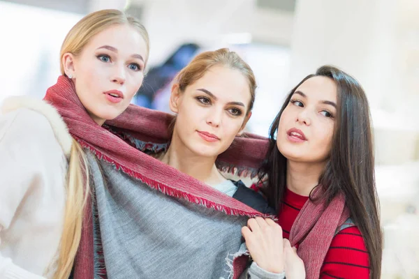 A fare shopping. Tre belle ragazze divertenti in una boutique — Foto Stock