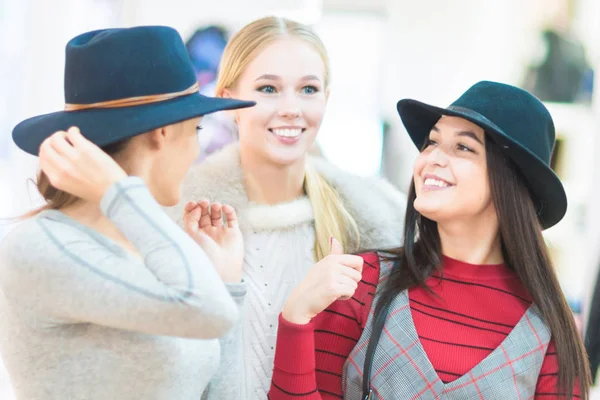 Bevásárló. Gyönyörű boldog lányok egy butik. Próbálja meg a ruhákat, — Stock Fotó