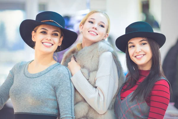 Bevásárló. Gyönyörű boldog lányok egy butik. Próbálja meg a ruhákat, — Stock Fotó