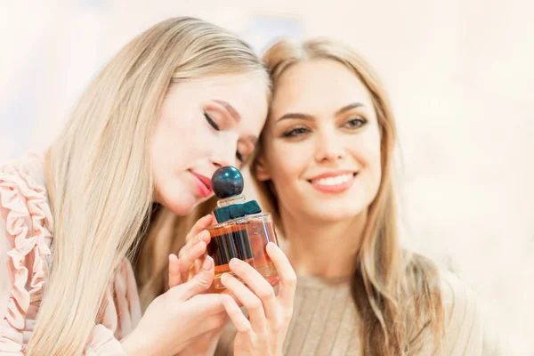 Shopping Due ragazze scelgono il profumo nel negozio. Aroma gradevole . — Foto Stock