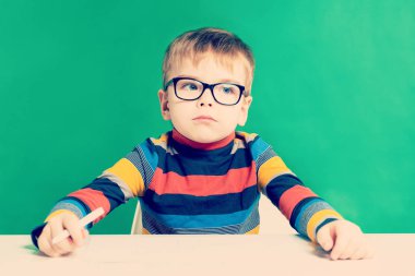 Masada gözlüklü, üzücü, düşünceli bir çocuk. Close