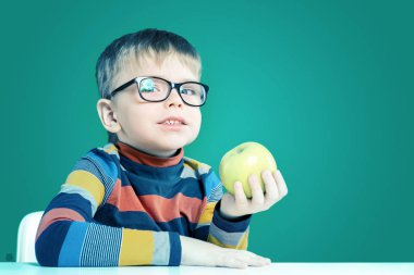 Oğlan bir elma gülümseyen onun ellerinde tutuyor. Yakın çekim