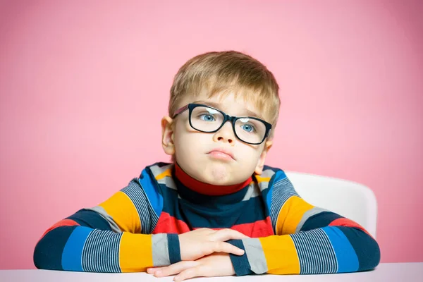 Smutný chlapec s brýlemi — Stock fotografie