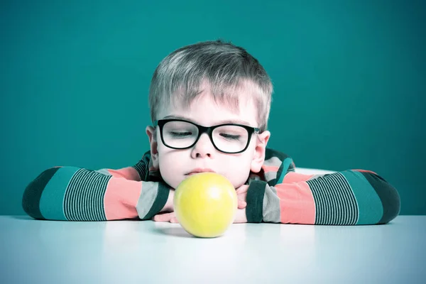 Apple. Chlapec se smutkem se dívá na apple. Detail — Stock fotografie