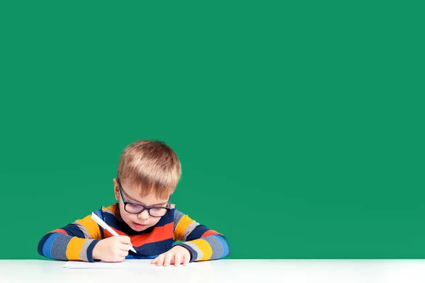 Lustiges Knabenkind Mit Brille Schreibt Kopierraum — Stockfoto