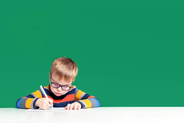 Wütendes Kind mit Brille schreibt. Kopierraum — Stockfoto