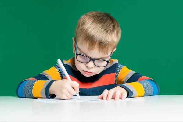 Enfant garçon en colère avec des lunettes écrit. Gros plan — Photo