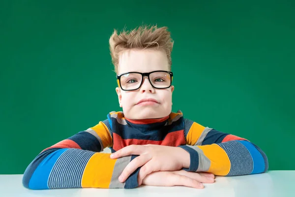 Το αγόρι με τα γυαλιά. Τετραγωνίδα κεφαλή. Πράσινο φόντο. — Φωτογραφία Αρχείου