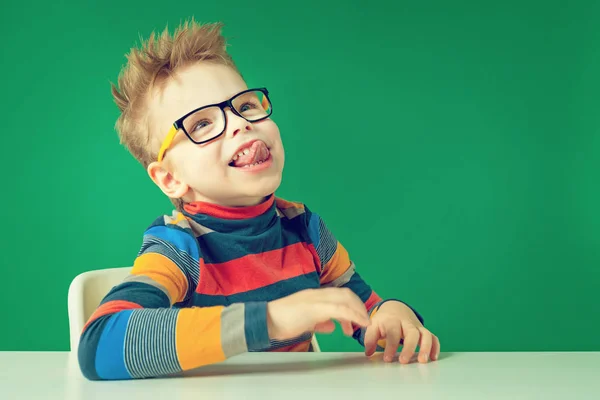Chłopiec z okularami pokazuje język. Zbliżenie — Zdjęcie stockowe
