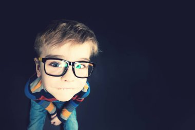 Kamera alt görünümlü gözlük komik çocuk. Boşluk Kopyala