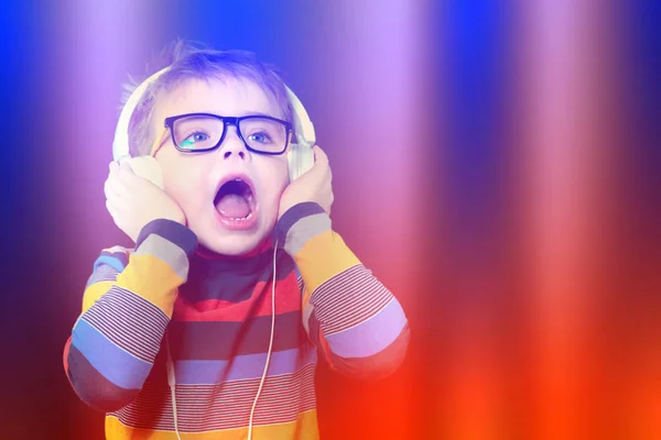 The boy in headphones sings in the studio — Stock Photo, Image