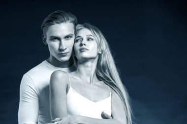 Karanlık bir arka plan üzerinde stüdyoda poz kız adamla.