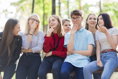 Bir günlük otururken bir yaz ormanında gençler bir Grup eğlenceli konuşuyor