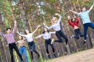 Yedi komik atlama Gençler 15-19 yıl eski içinde the yaz orman