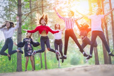 Yedi komik atlama gençler 15-19 yaşında t eğlenceli bir ruh hali içinde