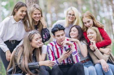 Yaz ormanında dokuz genç. Close.