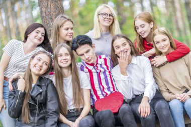 Bir yaz ormanında sekiz kızla çevrili bir adam. Close.