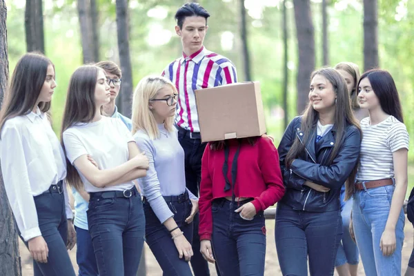 Adolescente Avec Boîte Sur Tête Entourée Amis Groupe Adolescents Dans — Photo