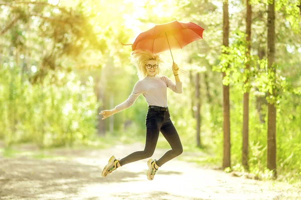 Jumping Teen Girl Avec Parapluie Rouge Dans Forêt Été — Photo