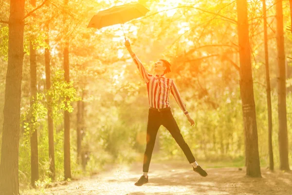 Flygande Kille Tonåring Med Ett Rött Paraply Sommar Skogen — Stockfoto