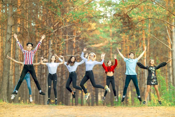 夏の森の中で10代15 歳の跳躍 — ストック写真
