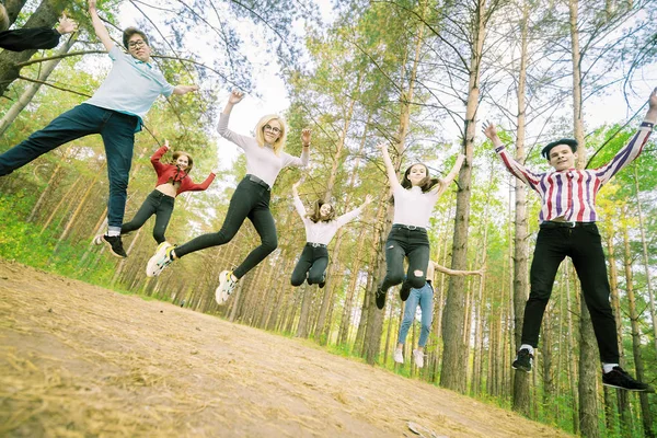Hoppande Tonåringar Lekfull Stämning Sommar Skogen — Stockfoto