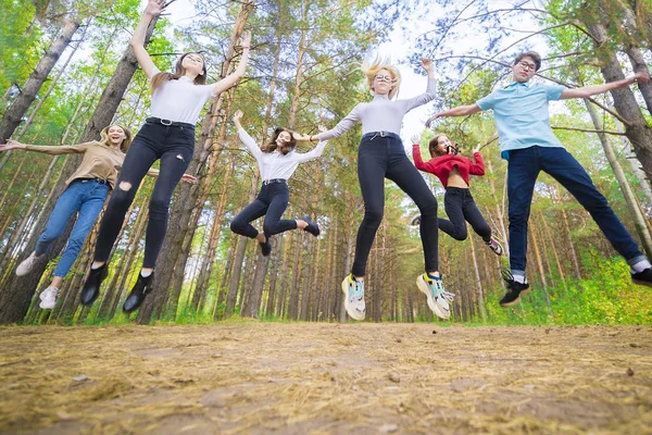 Divertimento Saltando Adolescenti Umore Giocoso Nella Foresta Estiva — Foto Stock