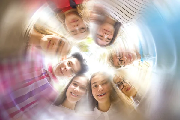 Група Усміхнених Підлітків Стоїть Разом Колі Дружня Команда — стокове фото
