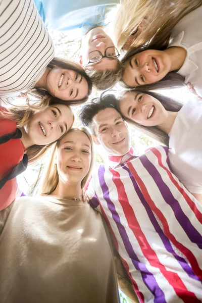 Equipo Amistoso Los Adolescentes Positivos Están Juntos Círculo — Foto de Stock