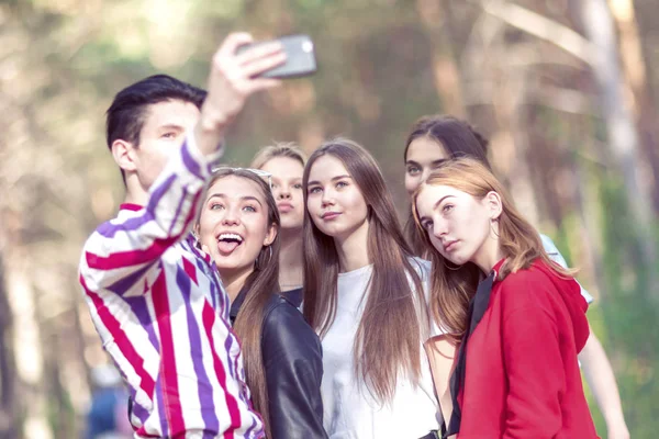 Μια ομάδα εφήβων που φτιάχνουν selfie στο δάσος. Καλοκαιρινό ηλιόλουστο d — Φωτογραφία Αρχείου