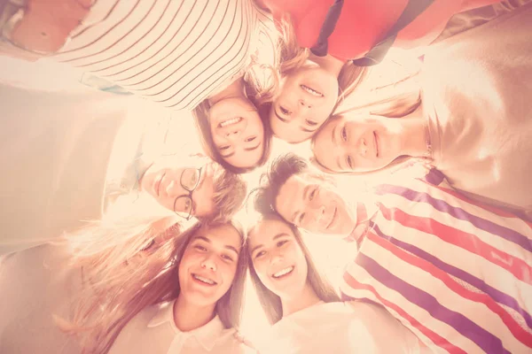 Una squadra amichevole. Gli adolescenti positivi stanno insieme e formano un cerchio w — Foto Stock