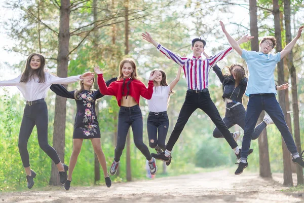 陽気なジャンプ十代の十代の15-19歳の遊び心の中で遊び心 — ストック写真