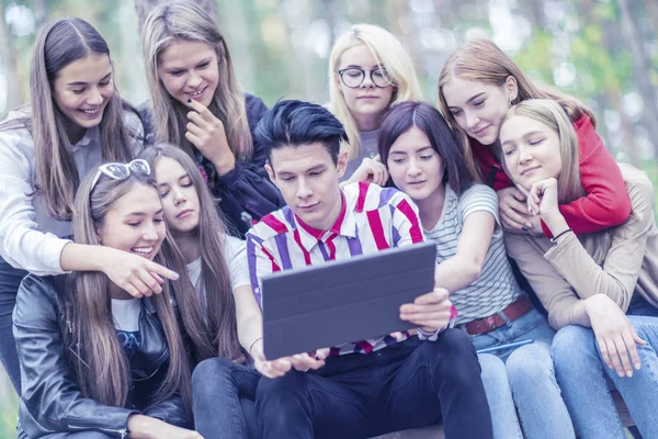 Skupina teenagerů ve věku 15-19 let se dívá na tabletu v f — Stock fotografie