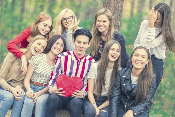 Legrační Teenageři 15-19 let v lese. Chlápek s červeným mužem — Stock fotografie