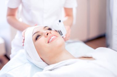 Kozmetoloji. Cihaz masajı, dönen küreler ile masaj. Kozmetoloji Kliniği