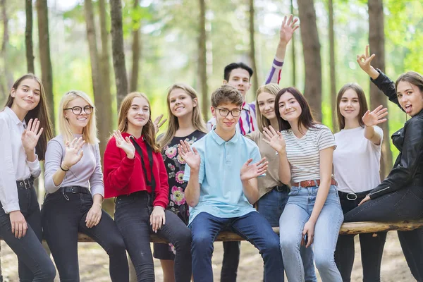 15-19 yaşındaki on genç fo bir kiriş üzerinde oturuyor
