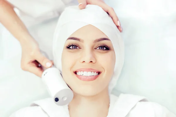 Cosmetología Masaje Aparatos Cara Chica Feliz Clínica Cosmetología — Foto de Stock