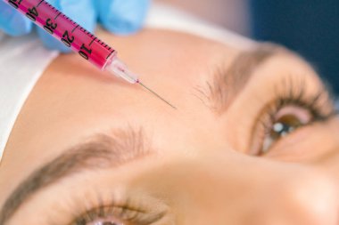 Kozmetoloji. Enjeksiyonu kapat. Nemlendirmek, kırışıklıkları düzgünleştirme. Kozmetoloji Kliniği