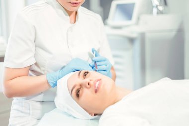 Güzellik, enjeksiyon prosedürü gerçekleştirir. Kozmetoloji Kliniği