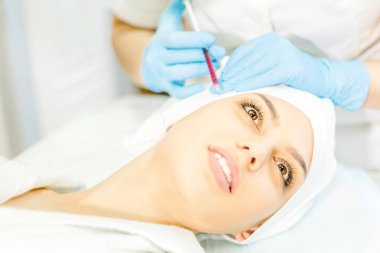 Kozmetoloji. Kırışıklık yumuşatma için bir enjeksiyon hazırlığı tanıtımı süreci