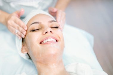 Maske ile masaj yaparken Kozmetolog elleri yakın. Yüz tedavisi. Spa prosedürü
