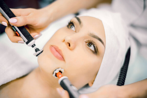 Косметология. Крупный план микротоковой и ультразвуковой обработки лица
