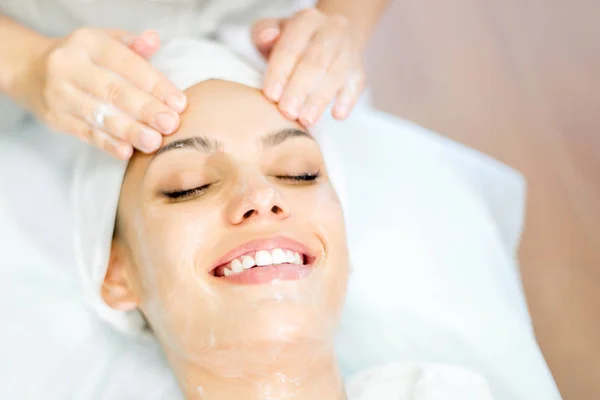 Cosmetologia Primo Piano Mani Cosmetologhe Che Fanno Massaggio Faccia Con — Foto Stock