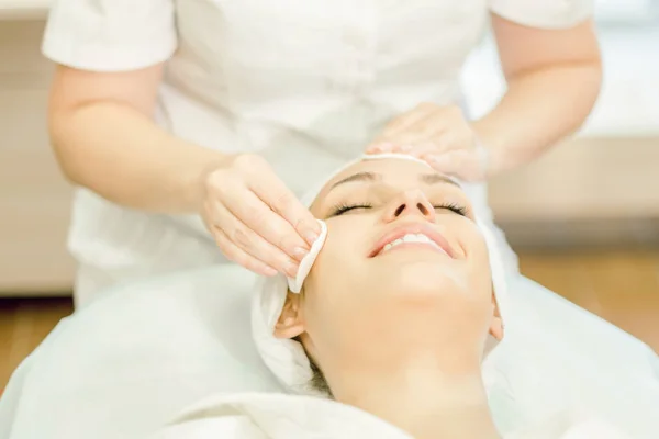 Cosmetología Las Manos Cosmetólogas Limpian Piel Cuidado Facial Piel Hermoso — Foto de Stock