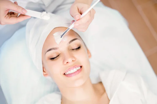 Cosmetología Cosmetólogo Aplica Una Mascarilla Limpiadora Cara Con Cepillo Procedimiento — Foto de Stock
