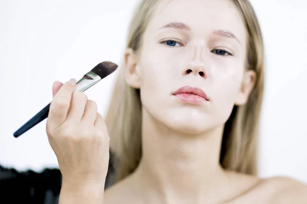 Maquillaje Artista Aplica Corrector Maquillaje Estudio — Foto de Stock