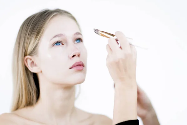 Maquillaje Artista Aplica Una Base Líquida Estudio — Foto de Stock